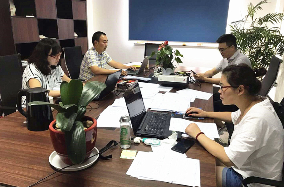 審核組成員在能達環(huán)境相關(guān)部門負責(zé)人的陪同下，正在進行相關(guān)審核工作2