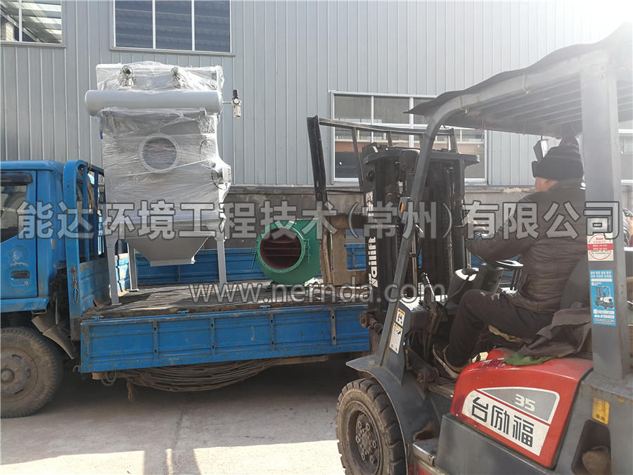 DATC-5500型濾筒除塵設(shè)備運(yùn)往現(xiàn)場后正在進(jìn)行卸貨工作